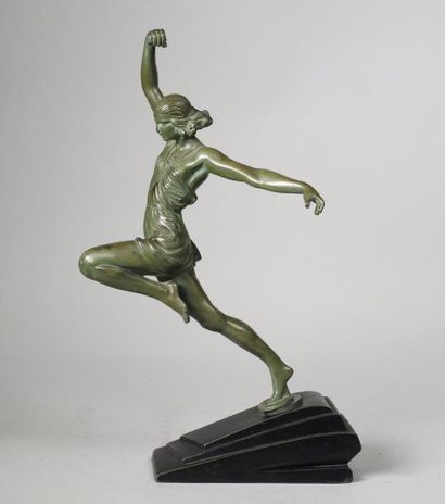 Pierre LE FAGUAYS (1892-1962) 
Danseuse à la lance.
Epreuve en bronze à patine nuancé...