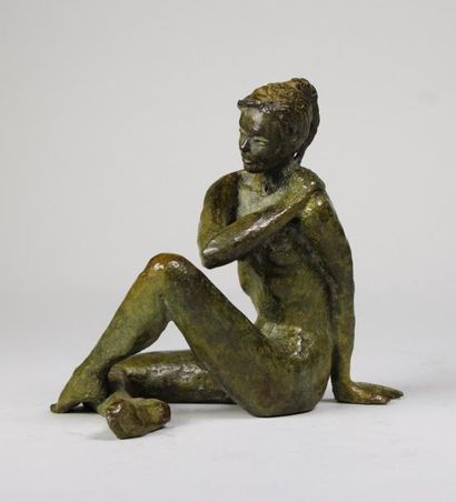 MIROGI (1957) 
Femme assise.
Epreuve en bronze à patine brun foncé richement nuancé...