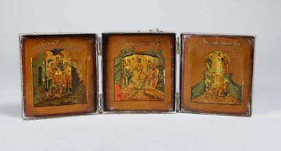 RUSSIE XIXe Siècle 
Icone en triptyque en argent et bois peint figurant des scènes...