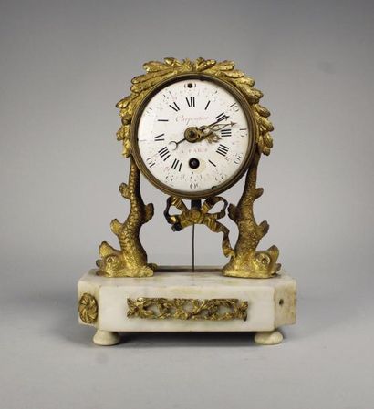 null Petite pendule borne en marbre blanc et bronze doré. Style Louis XVI. Fin XIXe...