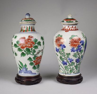 null Deux vases couverts en porcelaine à décor de fleurs polychromes.
Chine famille...