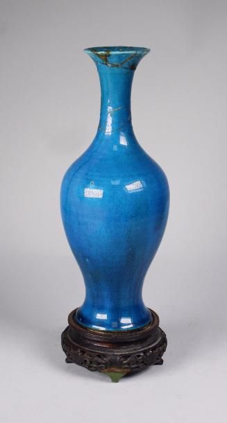 null Vase balustre en porcelaine émaillée bleu. Chine. Epoque XVIIIe siècle (accidents).
Haut.:...