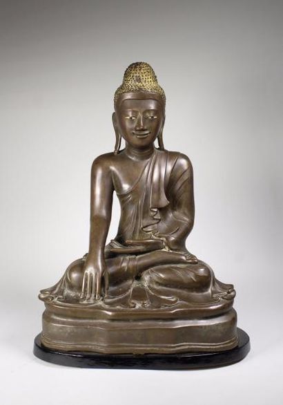 null Bouddha assis en bronze à patine brun et doré les yeux émaillée noir et blanc....