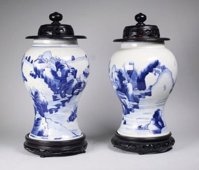 null Paire de vases en porcelaine bleu blanc à décor de personnages et barques dans...