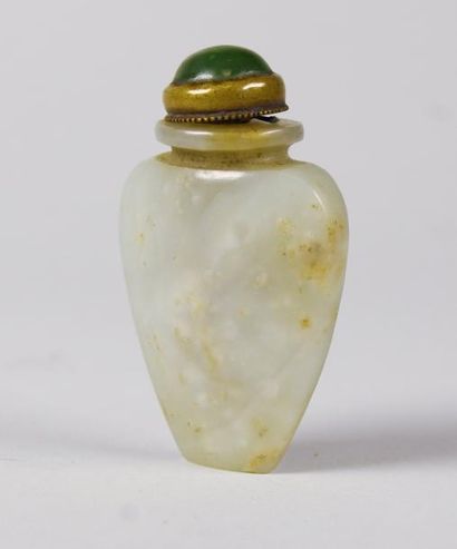 null Tabatière en néphrite verte. Chine XIXe siècle.
Haut.: 5,5 cm.