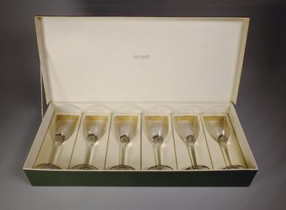 LALIQUE 
Suite de six flûtes à champagne «Modèle Ange» en cristal blanc soufflé moulé...