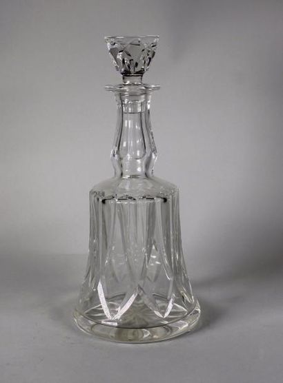SAINT-LOUIS 
Carafe en cristal taillé. Complète de son bouchon.
Haut.: 28 cm.