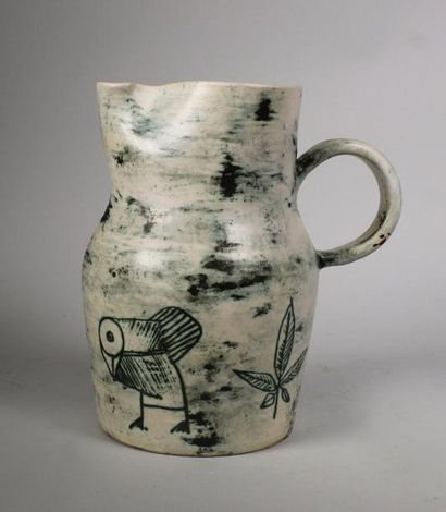 Jacques BLIN (1920 -1996) 
Pichet en céramique émaillée à décor incisé d'oiseaux...