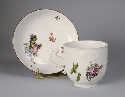 null Tasse et sous-tasse en porcelaine à décor de fleurs et cosses de pois. Saxe...