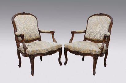 null Paire de fauteuils en hêtre mouluré et sculpté de fleurettes.
Style Louis XV....