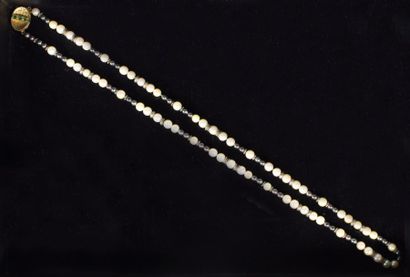 null Sautoir en perles d'eau, perles teintées, Le fermoir en or jaune 18k (750‰)...