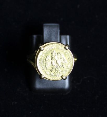 null Bague en or jaune 18k (750‰) sertie d'un pesos mexicain en or jaune de 1945.
Poids:...