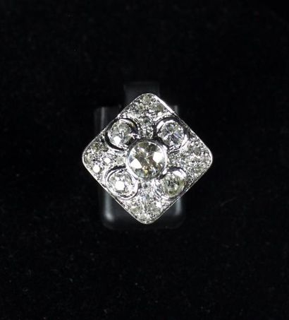 null Bague en or gris 18k (750‰) de forme carrée sertie de cinq diamants taille rose...