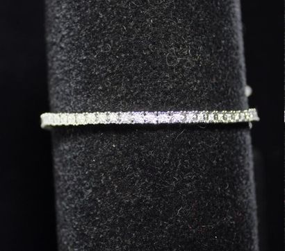 null Bracelet ligne en or blanc 18k (750‰) sertie de petits diamants.
Poids: 10,8...