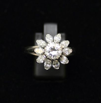 null Bague marguerite en platine sertie d'un diamant taille ancienne dans un entourage...