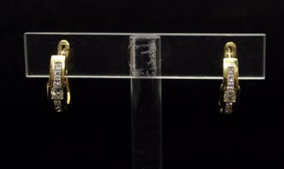 null Paire de boucles d'oreille en or jaune 18k (750‰) serties diamants taille baguette.
Poids...