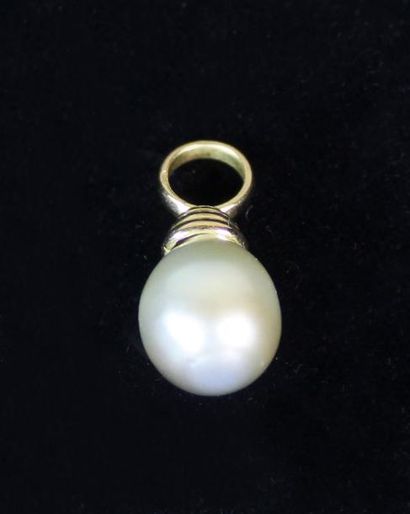 null Pendentif en or jaune18 k (750‰) orné d'un perle de Tahiti en forme de goutte.
Poids...