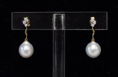 null Paire de boucles d'oreille en or jaune 18k (750‰) sertie de deux perles blanches...