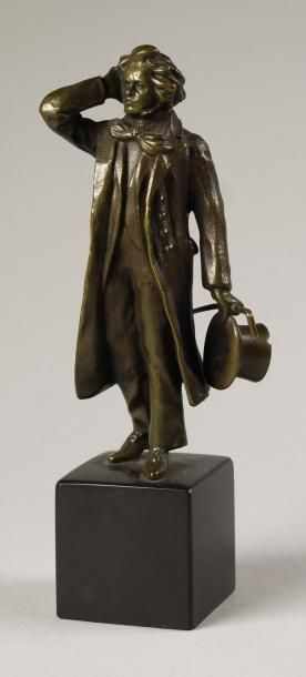 A. TITZE (XIXe -XXe siècle) Gentilhomme au chapeau et à la canne.
Epreuve en bronze...