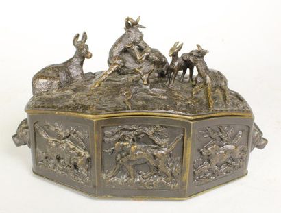 Christophe FRATIN (1800 - 1864) Coffret de chasse, famille de cerfs.
Epreuve en bronze...