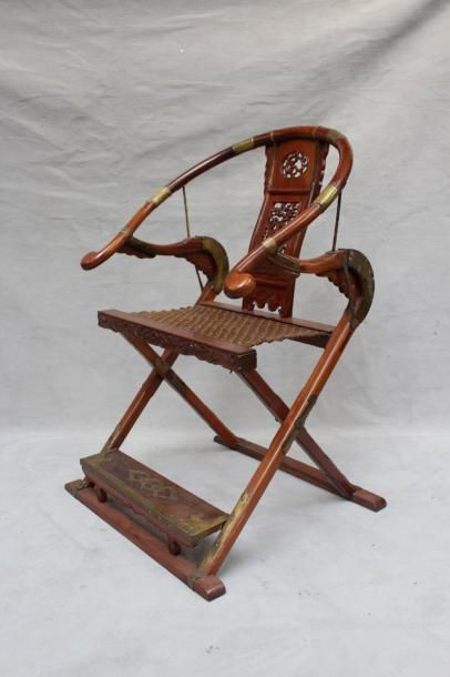 null Chaise pliante en bois naturel mouluré sculpté et incrustation de laiton doré....