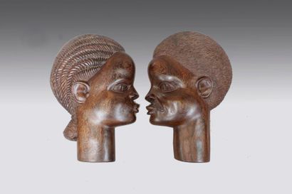 Ecole Africaine du XXe siècle Deux profils d'africain.
Sculpture sur bois exotique...