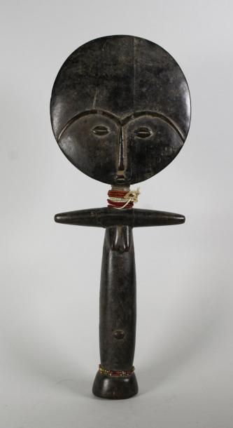 null Grande poupée Ashanti. Patine noire. Collier de perles. Ghana, Ashanti. XXe...