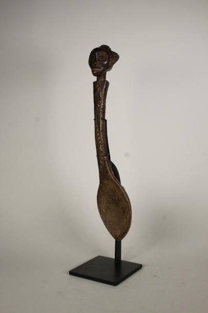 null Belle et ancienne cuillère Luba en bois sculpté terminée par une tête coiffée...