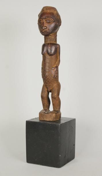 null Statuette masculine baoulé en bois très finement sculpté de scarifications tapissant...