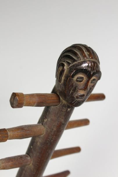 null Belle et ancienne harpe à cinq clés, bois patiné et cuir, sculptée d'une tête...