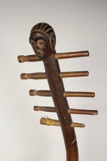 null Belle et ancienne harpe à cinq clés, bois patiné et cuir, sculptée d'une tête...