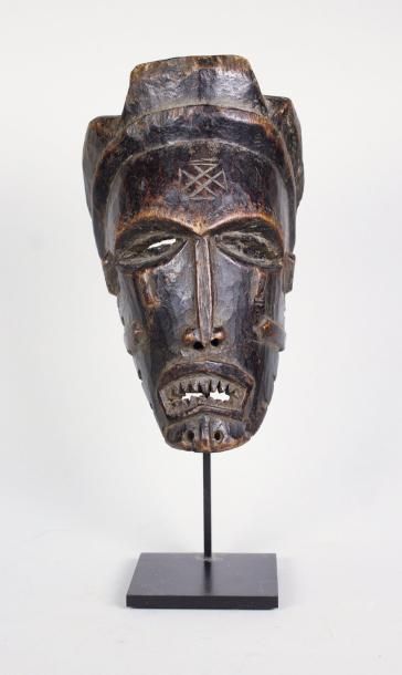 null Très ancien masque
Tshokwé à l'expression sauvage et patine brune profonde.
Angola,...