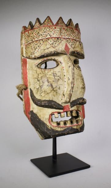 null Grand et imposant masque en bois sculpté et peint présentant un visage couronné...