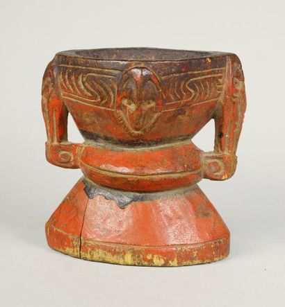 null Petite coupe en bois sculpté de têtes latérales et peint en rouge. Nouvelle...