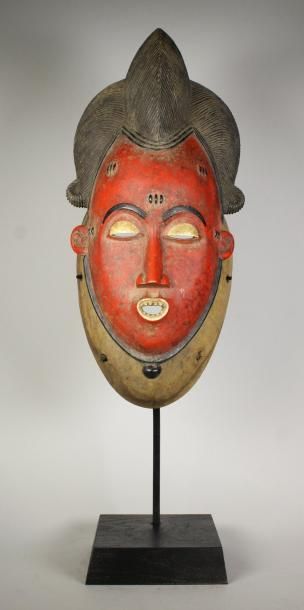 null Grand et beau masque Gouro en bois sculpté à visage peint en rouge et coiffe...