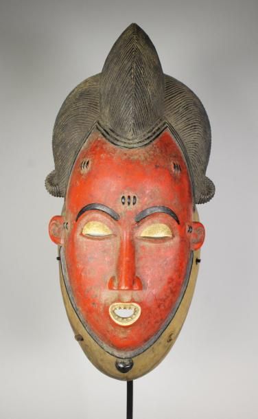 null Grand et beau masque Gouro en bois sculpté à visage peint en rouge et coiffe...