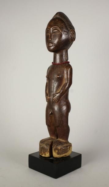 null Statuette masculine baoulé en bois à patine brune. Côte d'Ivoire, Baoulé.
Début...