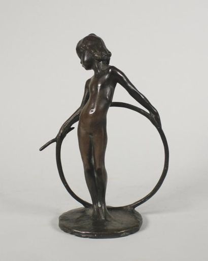 Bernhard HOETGER (1874 - 1949) Fillette au cerceau.
Epreuve en bronze à patine brun...