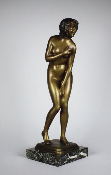 PAUL DARBEFEUILLE (1852 - 1933) La frileuse.
Epreuve en bronze à patine brun clair...