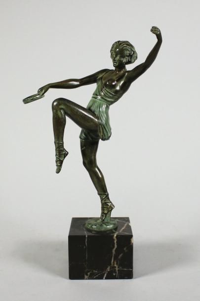 Max LE VERRIER (1891 - 1973) Danseuse au tambourin.
Métal à patiné vert nuancé.
Signé.
Socle...