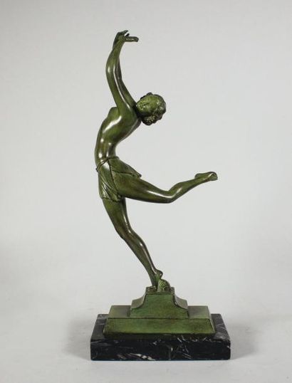 Max LE VERRIER (1891 - 1973) Danseuse.
Epreuve en métal à patine vert nuancée.
Socle...