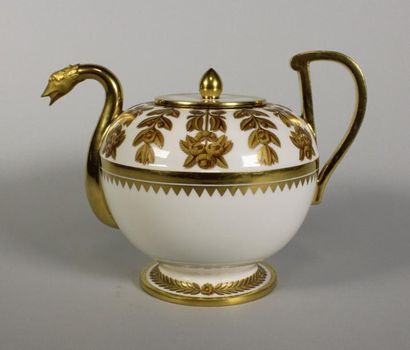 SÈVRES Théière couverte en porcelaine nommée théière étrusque B, décor en or rehaussé...