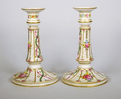 Paris XIXe Siècle Paire de bougoirs en porcelaine polychrome et doré à décor de fleurs.
Haut.:...