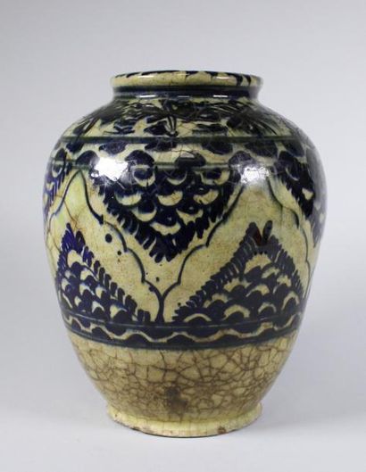 Chine XIXe siècle Vase en céramique émaillée et craquelée à décor de montagne dans...