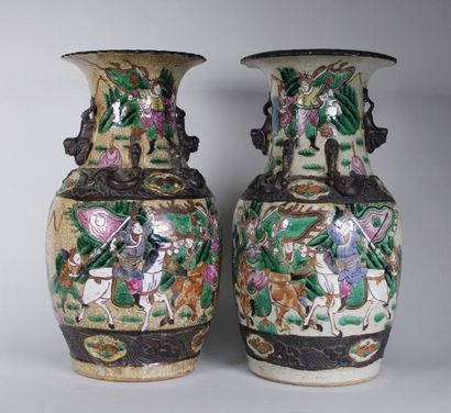 Chine XIXe siècle Paire de vases en porcelaine émaillée à décor polychrome des scène...