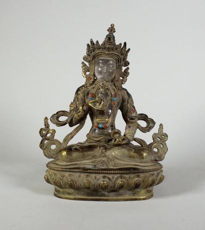 THAILANDE VERS 1900 Bouddha en cristal de roche, bronze doré et perles d'émail.
Haut.:...