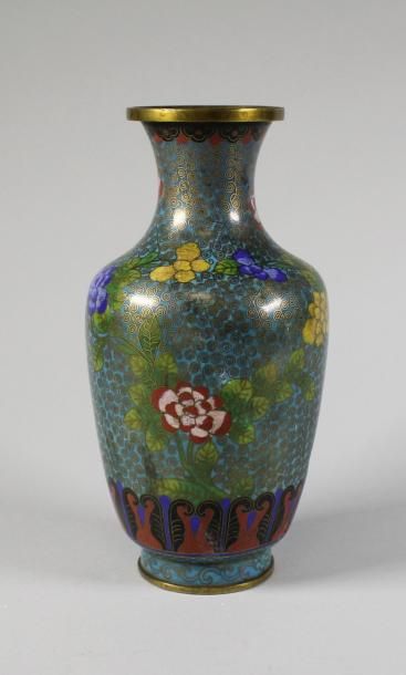 CHINE XXe siècle Vase de forme balustre en émaux cloisonné polychrome à décor de...