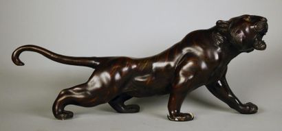 JAPON XIXE SIECLE Tigre en bronze à patine brun nuancée, dos zébré.
Long.: 46 cm