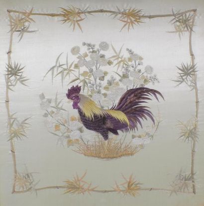 Chine XIXe siècle Broderie sur soie figurant un coq dans un massif de fleurs entouré...