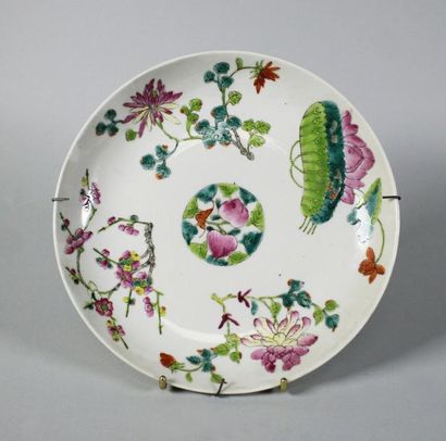 Chine XIXe siècle Assiette creuse en porcelaine à décor polychrome de pivoines et...